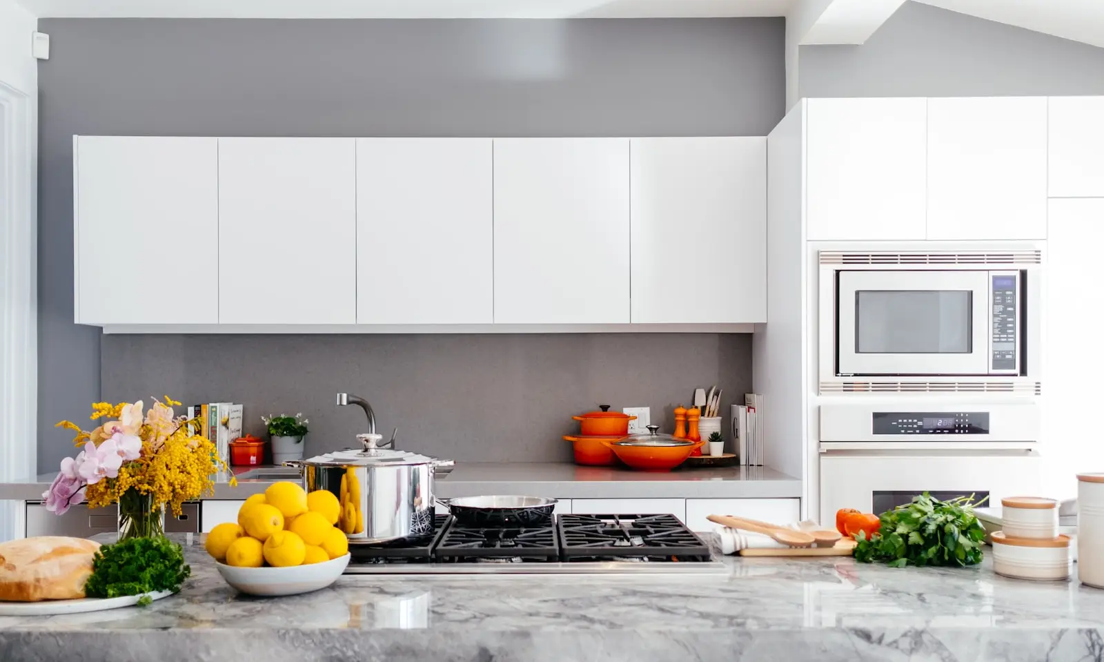 Cocina reformada con encimera de mármol y frente claro